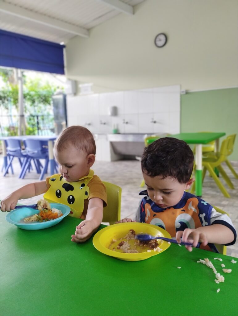 Bebês em cadeirão durante a refeição no berçário