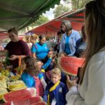 Banca colorida de frutas na feira livre visitada pela turma