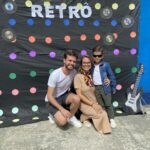 Família reunida no painel decorado do evento Dia das Mães