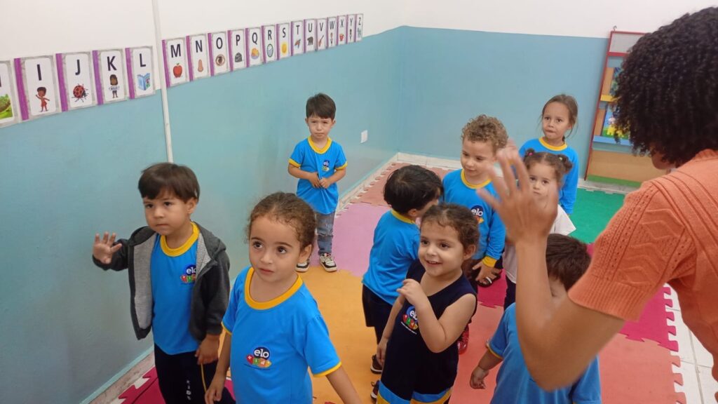 Turma reunida em roda durante a aula de inglês
