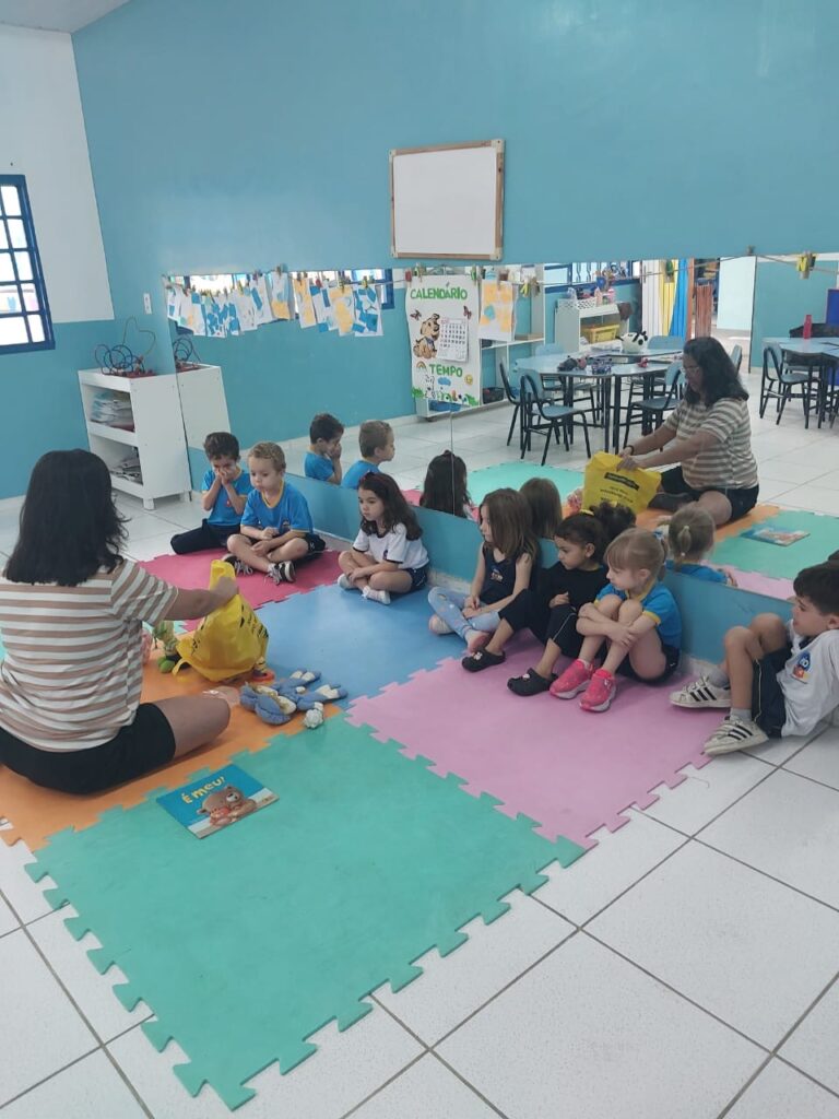 Turma sentada em roda no chão durante atividade socioemocional