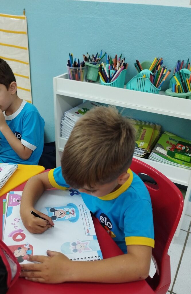 Aluno em atividade do programa bilíngue PES