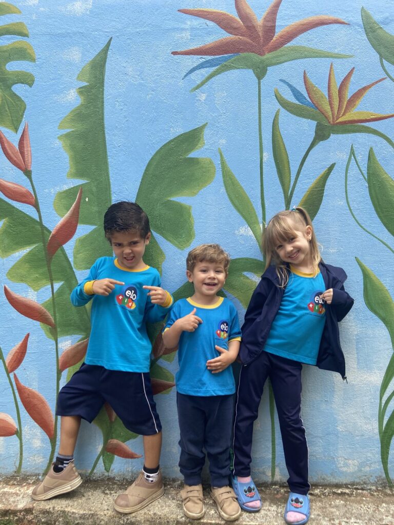 Alunos da Elo Kids em frente ao mural